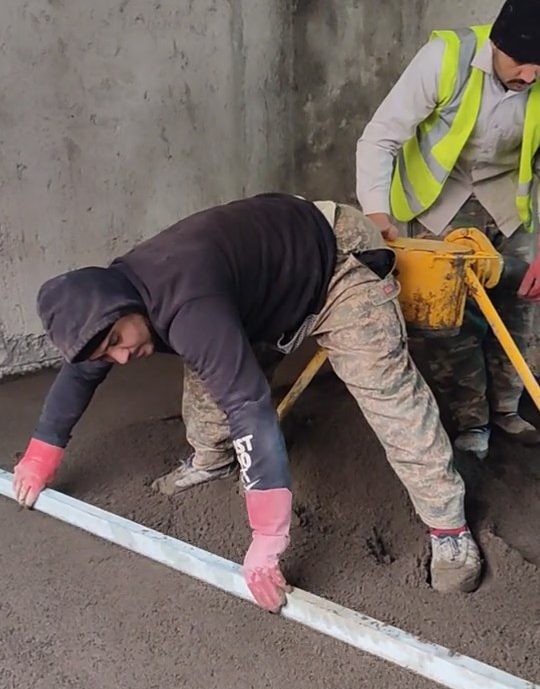 زیرسازی و کفسازی دو عنصر اساسی در فرآیند ساخت و ساز هستند که به طور مستقیم بر استحکام و پایداری ساختمان تأثیر می‌گذارند.