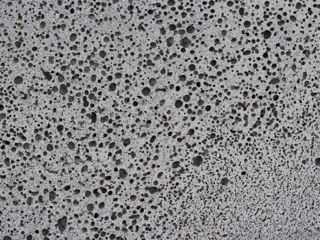 فوم بتن دیگر نام ها بتن سبک سلولی LCC Lightweight Cellular Concrete و بتن با چگالی کاهش یافته نوعی بتن است که از ترکیب یا تزریق فوم با عموما دوغاب ساخته می‌شود چگالی بین ۴۰۰ الی ۱۶۰۰ کیلوگرم بر متر مکعب