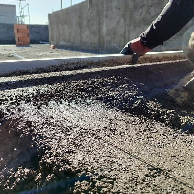 تصویر از بتن اسکرید در ساخت ساختمان، نشان‌دهنده مزایای استفاده از روش‌های ساخت صنعتی در پروژه‌های ساختمانی