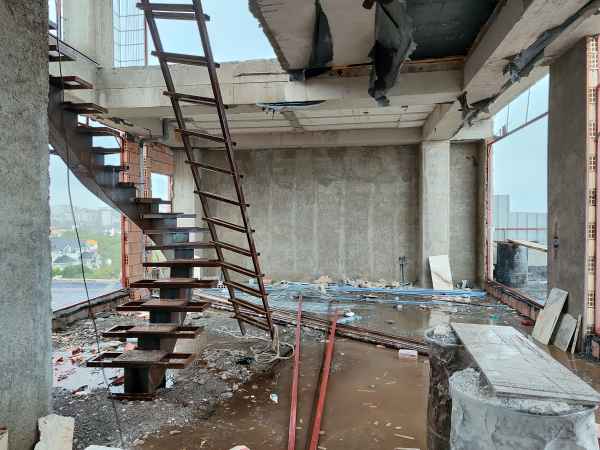 پروژه مسکونی مهندس محمودی در چالوس با مساحت 1290 مترمربع و 6 طبقه، از کفسازی اسکرید برای ایجاد سطوحی مقاوم و یکنواخت بهره می‌برد.