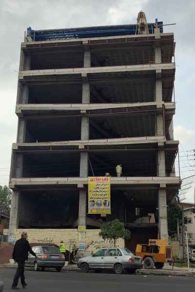 پروژه تجاری، مسکونی دکتر دهقانی در قائمشهر با مساحت 900 مترمربع و 6 طبقه، از کفسازی اسکرید برای ایجاد سطوحی مقاوم و یکنواخت بهره می‌برد.