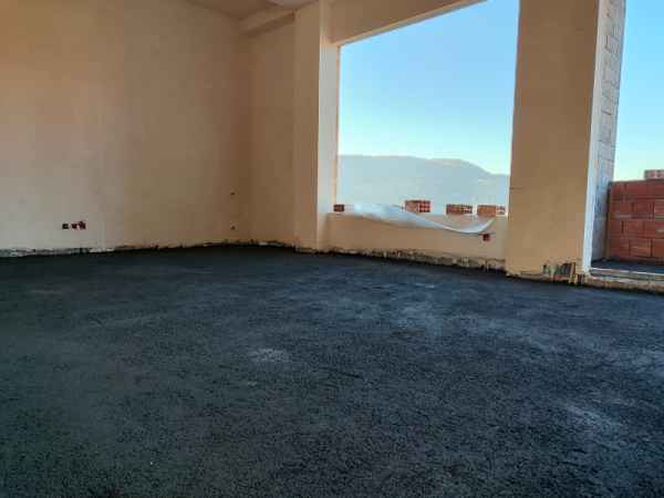 پروژه مسکونی مهندس اردشیری در لاجیم با مساحت 550 مترمربع و 3 طبقه، از کفسازی اسکرید برای ایجاد سطوحی مقاوم و یکنواخت بهره می‌برد.