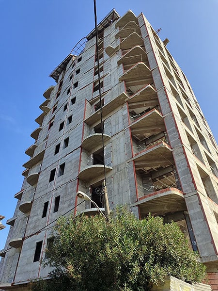 پروژه مسکونی مهندس شکیبی در نوشهر با مساحت 6000 مترمربع کف سازی و 10 طبقه، از اسکرید برای ایجاد سطوحی مقاوم و یکنواخت بهره می‌برد.