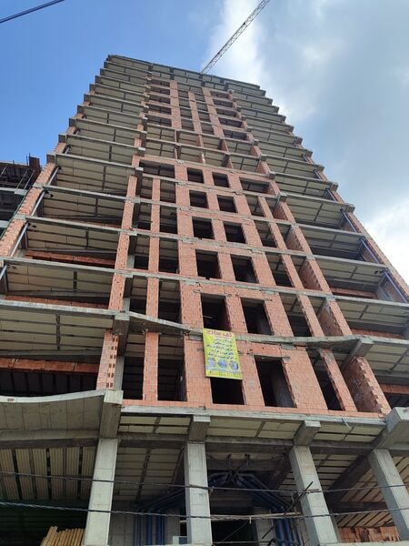 پروژه مسکونی مهندس گلپور در بابلسر با مساحت 7500 مترمربع کف سازی و 18 طبقه، از اسکرید برای ایجاد سطوحی مقاوم و یکنواخت بهره می‌برد.