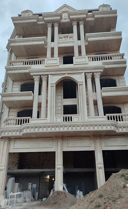 پروژه مسکونی مهندس طاهری در آستارا با مساحت 1900 مترمربع کف سازی از اسکرید برای ایجاد سطوحی مقاوم و یکنواخت بهره می‌برد.