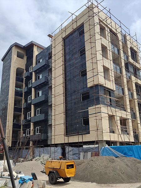 پروژه مسکونی مهندس صالحی در متل قو (سلمان‌شهر) با مساحت 2200 مترمربع کف سازی از اسکرید برای ایجاد سطوحی مقاوم و یکنواخت بهره می‌برد.