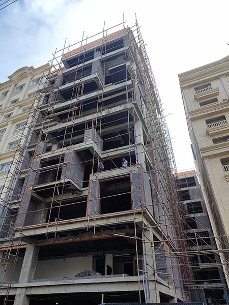 پروژه مسکونی مهندس حجازی در آمل با مساحت کف سازی 10000 مترمربع کف سازی از اسکرید برای ایجاد سطوحی مقاوم و یکنواخت بهره می‌برد.