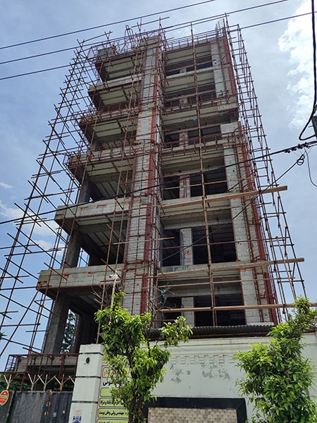 پروژه مسکونی مهندس مرزی (مجد) در نور با مساحت 2500 مترمربع کف سازی از اسکرید برای ایجاد سطوحی مقاوم و یکنواخت بهره می‌برد.