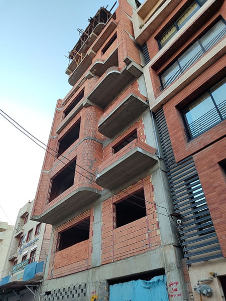 پروژه مسکونی مهندس رضاجو در ساری با مساحت کف سازی 2000 مترمربع کف سازی از اسکرید برای ایجاد سطوحی مقاوم و یکنواخت بهره می‌برد.